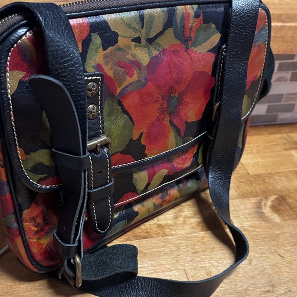 Patricia Nash Red and Black Floral Shoulder purse 12x9 absolutely stunning bag - Picture 16 of 16